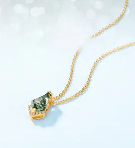 Vue détaillée du collier en agate mousse verte avec monture en argent S925 plaqué or