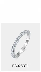 Dettaglio dell'anello in argento S925 con design a treccia e pietre in moissanite