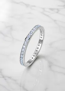 Dettaglio dell'anello eternity in argento S925 con scintillanti pietre di moissanite incastonate