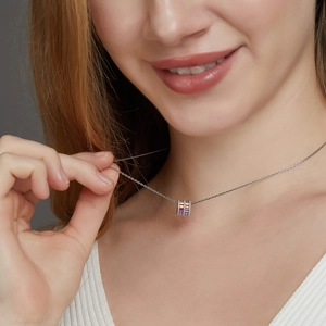 Regenbogen-Zirkonia-Zylinderschmuck aus S925 Sterlingsilber getragen am Modell