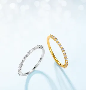 Dettaglio di due anelli minimalisti in argento S925 e placcati oro 10k con moissanite
