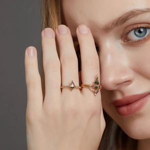 Ensemble de bagues en agate mousse et or sur vue portrait d'un modèle féminin