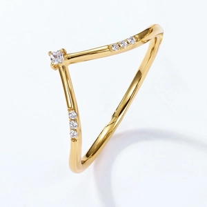 Gepolijste 18K gouden V-vormige ring met vierkante zirkoon en accent diamanten