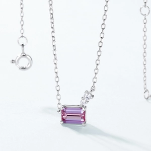 Makroaufnahme einer 925er Silberkette mit rechteckigem violettem Edelstein und Zirkonia