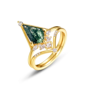 Kite-cut mosagaat ring met goudkleurige zetting en accentstenen op witte achtergrond