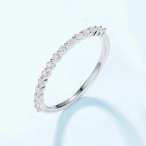 Anello eternity in argento S925 con moissanite e pietre taglio brillante tondo
