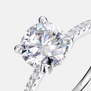 Klassischer S925 Sterlingsilber Moissanit Verlobungsring mit Diamant-Pavé-Band