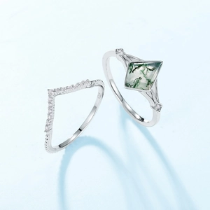S925 sterling silver ring set with kite-shaped moss agate and V-shaped band