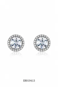 Macrodetail van 1ct Moissanite oorknopjes met halo-zetting op een S925 zilveren basis