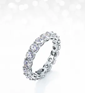Detail van de S925 zilveren ring met geklauwde moissanite stenen en keurmerk aan de binnenzijde