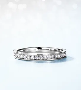 Detalle del anillo de eternidad en plata S925 con piedras moissanitas engastadas en garras