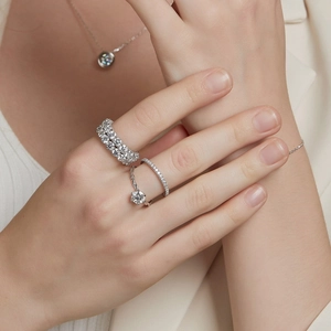 Detailopname van een S925 zilveren moissanite ringenset gedragen door een vrouw