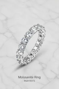 Macro-opname van de S925 zilveren eternity ring met briljant geslepen moissaniet stenen