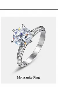 Macro-opname van moissaniet ring met zes klauwen en zilverkleurige accenten