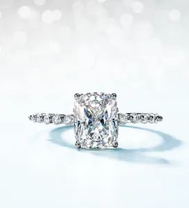 Vue macro d'une bague moissanite taille coussin avec serti griffes et détails pavés