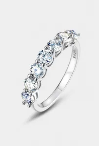 Detalle de anillo de plata S925 con siete piedras de moissanita brillantes