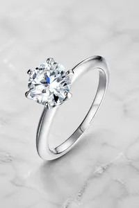 Detalle de un anillo de moissanita con un clásico engaste de seis garras en plata S925