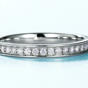 Anello eternity in argento sterling 925 con pavé di scintillante moissanite