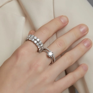 Sprankelende moissanite ringen in S925 zilver aan de hand met klassieke halo-zetting