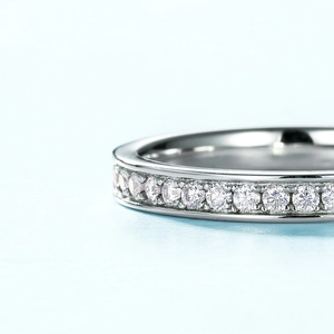 Anello eternity in argento 925 con moissanite scintillante e pavé di gemme taglio brillante
