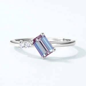 Bague en argent sterling S925 avec une pierre alexandrite rectangulaire et diamants