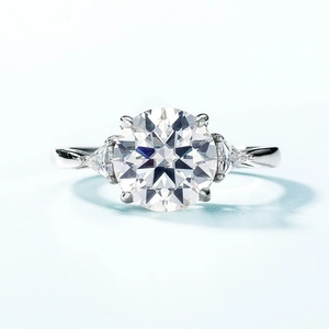 Eleganter S925 Silber-Moissanit-Ring mit großem Hauptstein und seitlichen Akzenten