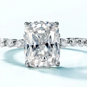 Bague en argent S925 avec moissanite taille coussin et anneau pavé en vue macro