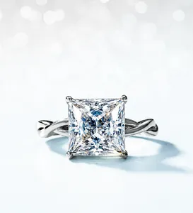 Macro di anello moissanite taglio princess con fascia in argento intrecciato e quattro griffe