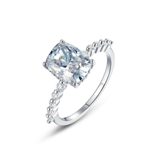Bague en argent S925 avec grand moissanite rectangulaire et sertissage de diamants pavés