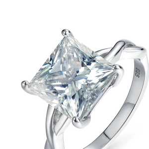 Anello in argento S925 con moissanite taglio princess e fascia intrecciata lucida