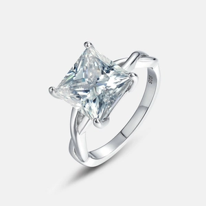 Anello in argento 925 con moissanite taglio princess e fascia intrecciata con 4 griffe
