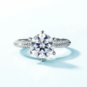Makroaufnahme des Moissanit-Rings mit Sechs-Krallen-Fassung und pavé-besetztem Band