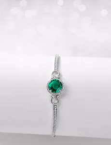 Primer plano de pulsera con esmeralda de laboratorio y circonitas blancas en plata