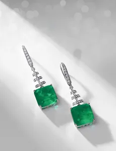 Nahaufnahme von smaragdgrünen quadratischen Edelsteinen und S925 Silber-Ohrringen mit Zirkonia