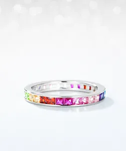 Détail de la bague éternité en argent S925 avec zircons colorés à coupe carrée