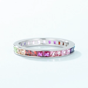 Élégante bague arc-en-ciel en argent 925 avec pierres colorées serties en rail
