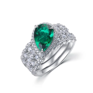 Set de anillos de lujo en plata S925 con esmeralda pera y detalles de diamantes pavé