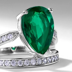 Luxurious vintage S925 silver crown ring with pear-cut emerald and sparkling pave zircons