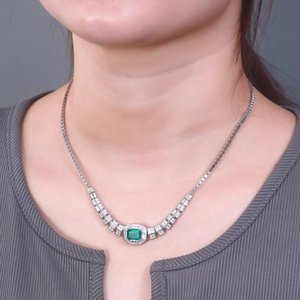 Pendentif luxueux en émeraude sur chaîne en argent S925 porté par un mannequin femme