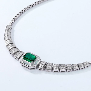 Collier luxe en argent S925 avec pierre verte taille émeraude et cristaux pavés