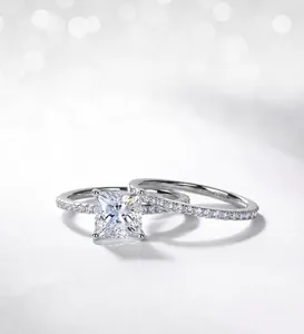Detalle de set de anillos en plata S925 con moissanita corte princesa y grabado S925