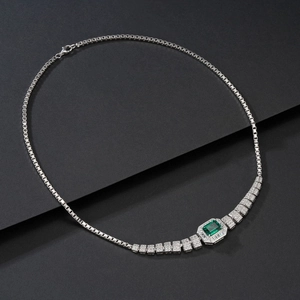 Collier en argent S925 avec pierre verte taille émeraude et chaîne vénitienne pavée de zircon