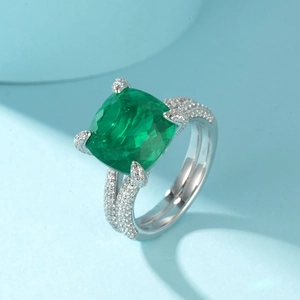 Luxurious S925 silver ring with cushion-cut emerald green gemstone and pavé-set stones