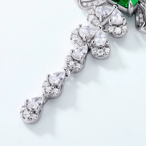 S925 silver necklace with emerald pendant and bow design featuring sparkling drop stones