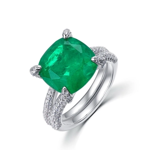 Luxurious cushion-cut emerald green gemstone ring in S925 silver with double-layered band