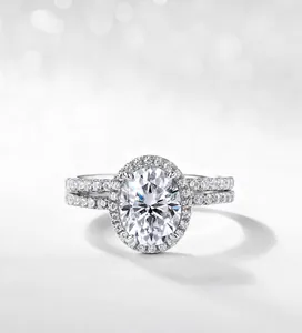 Dettaglio del set di anelli con moissanite ovale e diamanti pavé su fasce d'argento