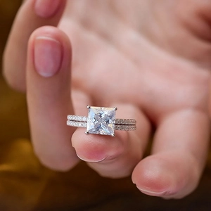 Funkelndes Moissanit-Ring-Set mit Prinzess-Schliff in 925er Silber zur Verlobung