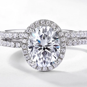 Lussuoso anello ovale in moissanite con alone e fascia di diamanti a doppia fila su bianco