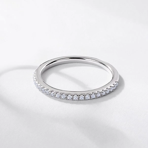 Anello eternity minimalista in argento S925 con incastonatura di moissanite a semicerchio