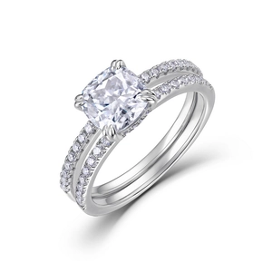 Anello di fidanzamento con moissanite taglio cushion in argento 925 con doppia fascia pavé